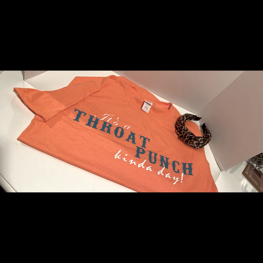 😡 It’s a throat punch kinda day! T-shirt